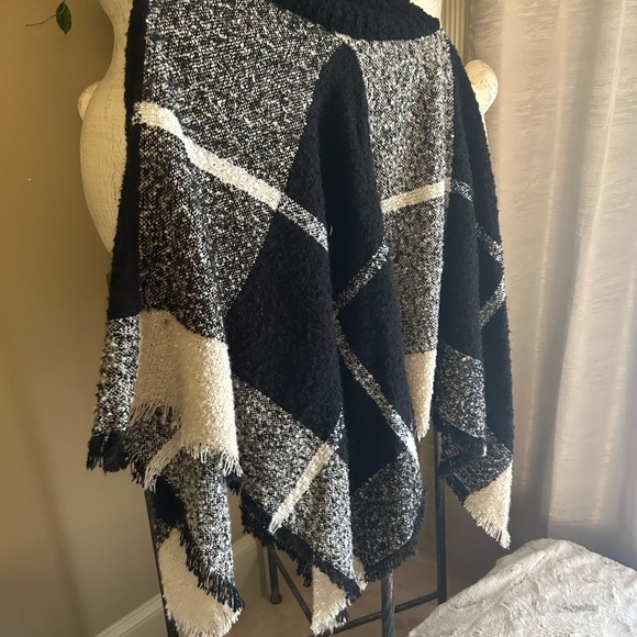 Plaid Poncho - Picture 4 of 4